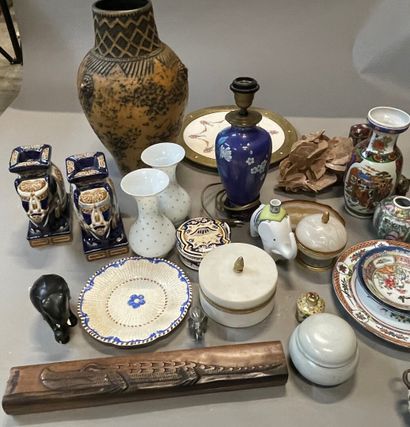 null Case of various trinkets : vases, plates, boxes etc