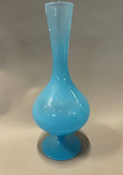 null A blue opaline baluster vase.

19th century. 

H : 39 cm.