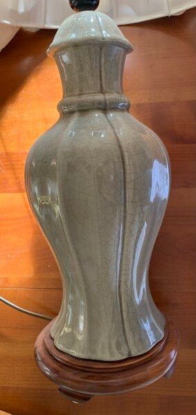 null Lamp stand in celadon glazed ceramic.

Contemporary work.

H. 37 cm.