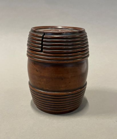 null Mahogany tobacco box in the shape of barrels. 

H: 14 cm. 

Crack in the li...
