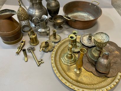 null Two boxes of various knick-knacks: world map, coffee grinders, brassware (basins,...