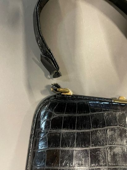 null Small handbag in black crocodile style leather.

Circa 1940. 

17 x 22,5 x 7...