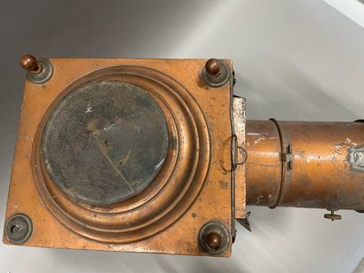 null Magic lantern in copper

H : 46 cm