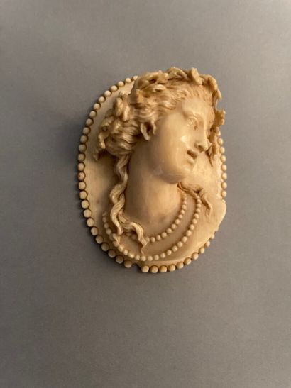 null Médaillon ovale en ivoire sculpté en haut relief d'un buste de jeune femme à...