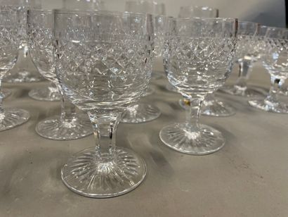 null 
Petite partie de verres à pied en cristal taillé de pointes de diamant comprenant...