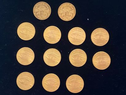 null 
ETATS-UNIS 




13 monnaies de 20 dollars en or. 




- 11 Saint Gaudens, double...