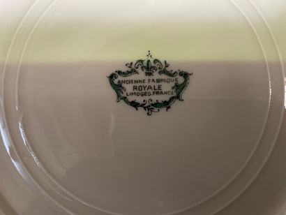 null Service de table en porcelaine de Limoges "Bretagne ivoire" à décor de petites...