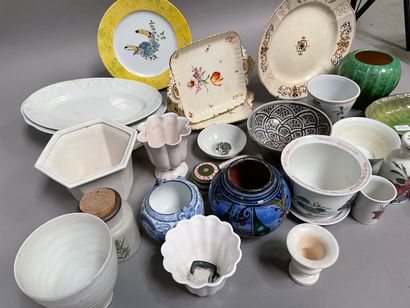 null Lot of ceramics: plates, trays, vases, planters etc.