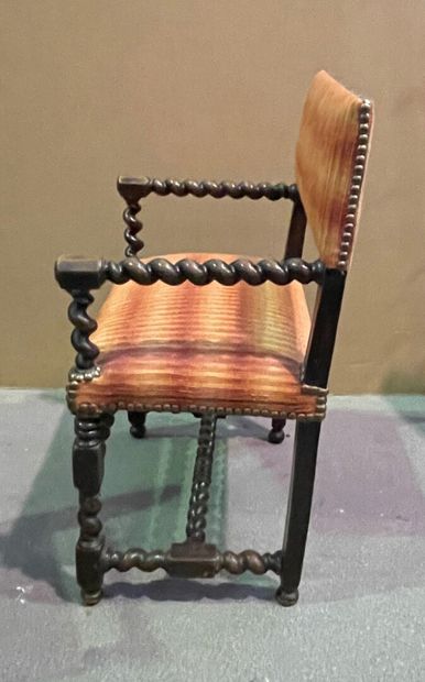 null Deux chaises à bras en bois patiné tourné torsadé. 

Style Louis XIII.

Composées...