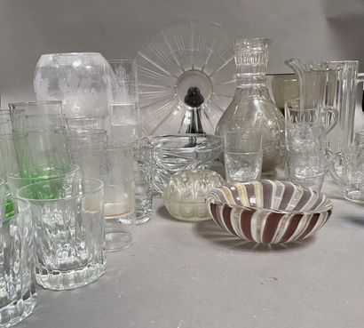 null Lot de verrerie: pichet, vase, coupe, verres à whisky, verres dépareillés.