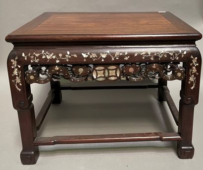 null Small table in exotic wood with mother-of-pearl inlays.

52 x 65 x 52 cm
