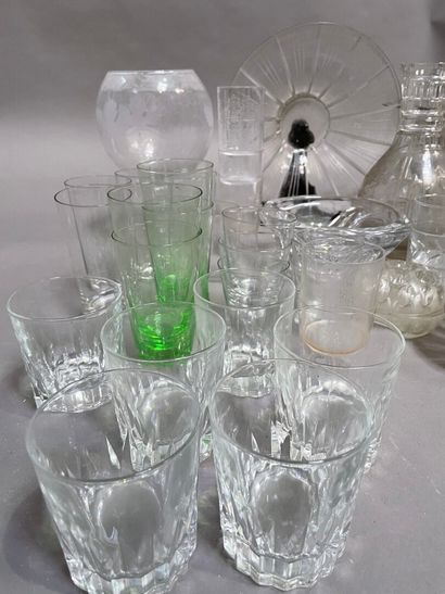 null Lot de verrerie: pichet, vase, coupe, verres à whisky, verres dépareillés.