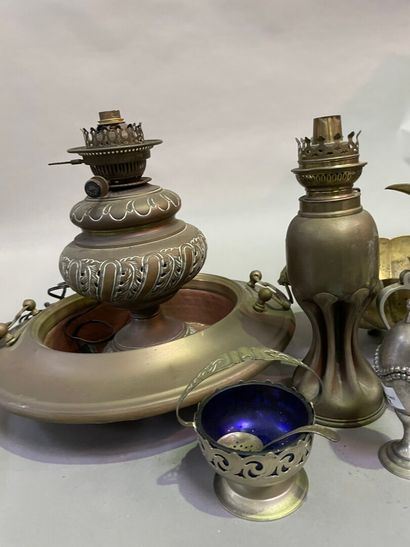 null Lot of pewter and brass objects such as candlesticks, pourers, baskets, lamp...