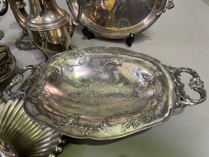 null Lot of silver plated metal: pourers, sugar bowl, pair of candlesticks, trays,...