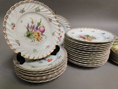 null Set of cake plates (21) with twisted wing decorated with polychrome flowers.

Paris,...