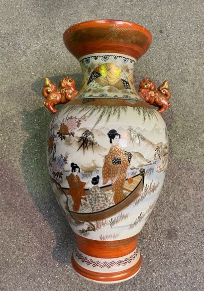 null 
Vase en porcelaine à décor de femme sur une barque.

Japon, époque Meiji.

H...
