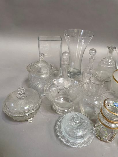 null Caisse de verrerie : vases, carafes, verres, beurrier, pot, seeice à liqueur...