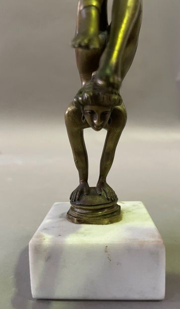 null Sujet en bronze doré "Femme acrobate" sur socle en marbre blanc.

H : 12 cm...