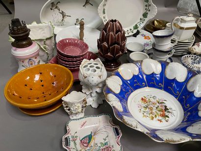 null Lot of porcelain and earthenware: various dishes, trays, dishes, oil lamps,...