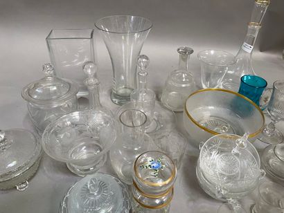 null Caisse de verrerie : vases, carafes, verres, beurrier, pot, seeice à liqueur...