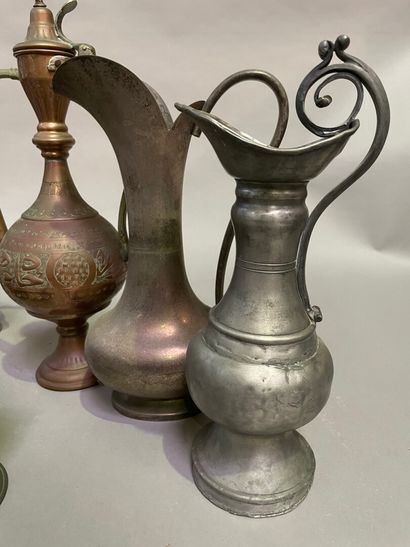 null Lot of pewter, brass and metal teapots and jugs.

H : 46 to 27 cm