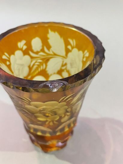null Vase en verre doublé orange et blanc à décor taille de feuilles.

XIXème siècle....