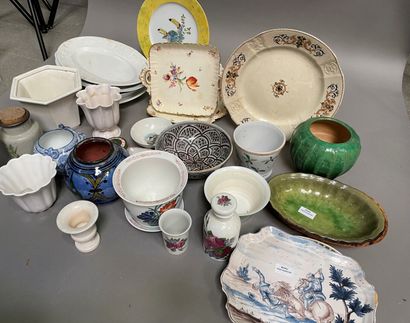 null Lot de céramiques : assiettes, plateaux, vases, cache-pot etc