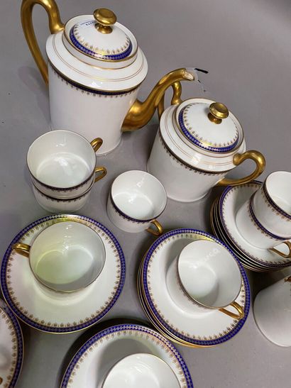 null Partie de service à thé en porcelaine de Limoges à décor de filets bleu et or...