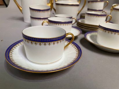 null Partie de service à thé en porcelaine de Limoges à décor de filets bleu et or...