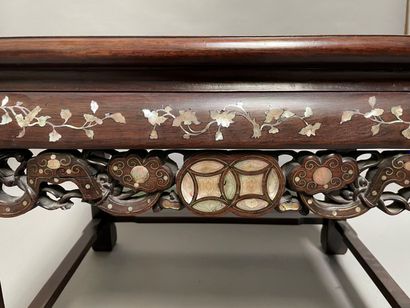 null Small table in exotic wood with mother-of-pearl inlays.

52 x 65 x 52 cm