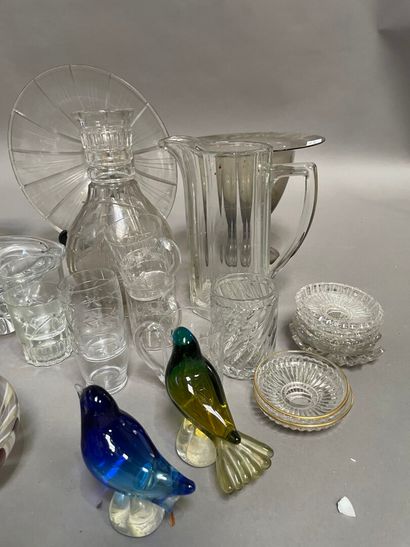 null Lot de verrerie: pichet, vase, coupe, verres à whisky, verres dépareillés.