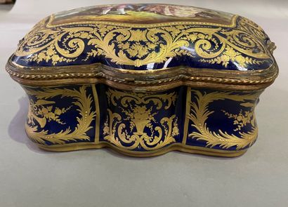 null Large box of form chantournée out of porcelain enamelled gold in relief on blue...
