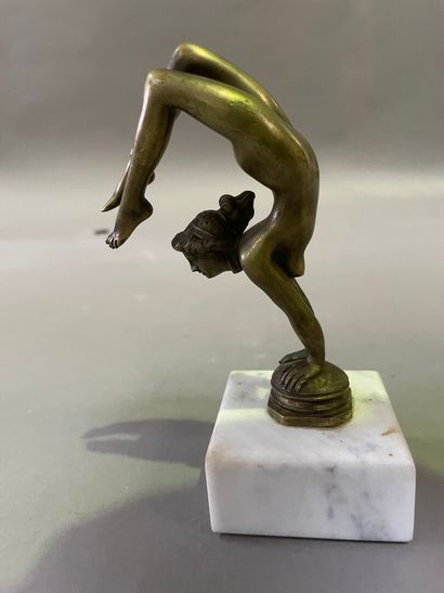 null Sujet en bronze doré "Femme acrobate" sur socle en marbre blanc.

H : 12 cm...