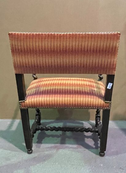 null Deux chaises à bras en bois patiné tourné torsadé. 

Style Louis XIII.

Composées...