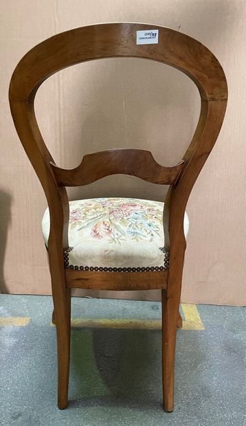 null Suite de quatre chaise en bois clair à dossier ajouré,

Style Louis XV

90 x...