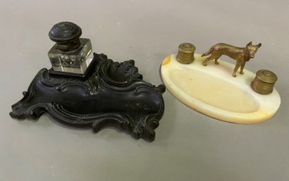 null Lot of various trinkets :

-Inkwell in blackened wood with a curved shape (acc)

-Onyx...