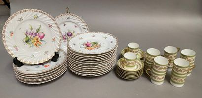 Set of cake plates (21) with twisted wing...