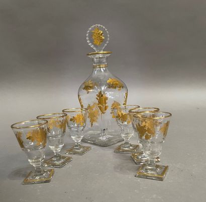 null Caisse de verrerie : vases, carafes, verres, beurrier, pot, seeice à liqueur...