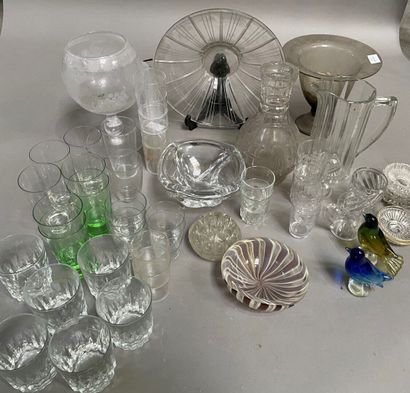 null Lot de verrerie: pichet, vase, coupe, verres à whisky, verres dépareillés.