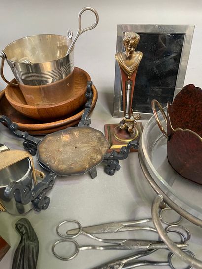 null Lot of various trinkets (boxes, frames, basket etc.) and silver plated metal...