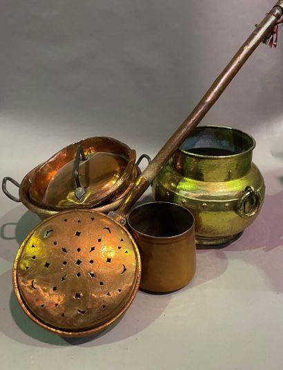 Batch of brassware: basin, bowl, pot