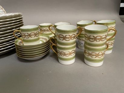 null Set of cake plates (21) with twisted wing decorated with polychrome flowers.

Paris,...