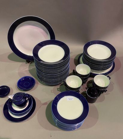 null Part table service in porcelain, the wing enamelled blue including approximately:...
