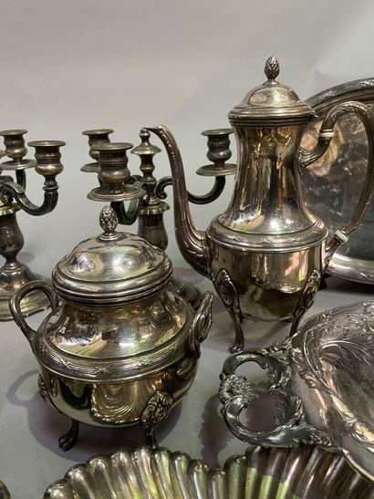 null Lot of silver plated metal: pourers, sugar bowl, pair of candlesticks, trays,...