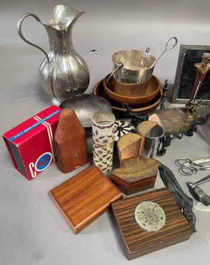 null Lot of various trinkets (boxes, frames, basket etc.) and silver plated metal...