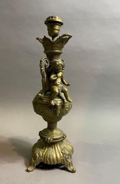 null Pied de lampe en bronze doré en forme de vase à décor de guirlandes et tête...