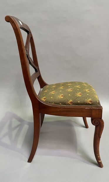 null Deux chaises : L'une en bois mouluré et sculpté, le dossier à colonnettes cannelées,...