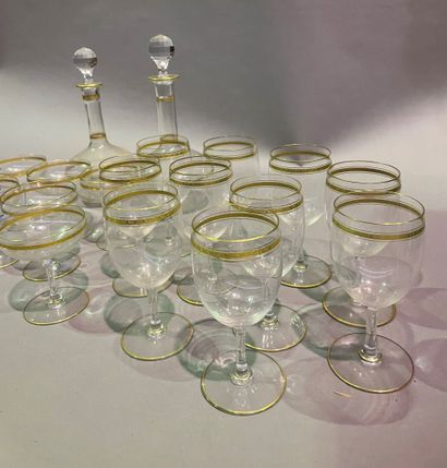 null Lot de verres à pied en cristal à décor bandeau feuillagé en dorure : carafes,...