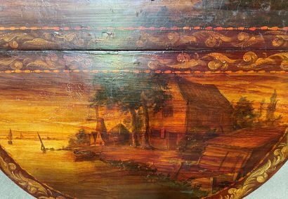 null Table gate-leg de forme ovale en bois peint de deux scènes de marine.

Travail...