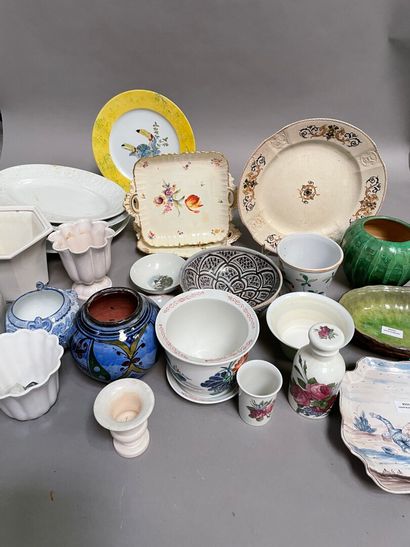 null Lot de céramiques : assiettes, plateaux, vases, cache-pot etc